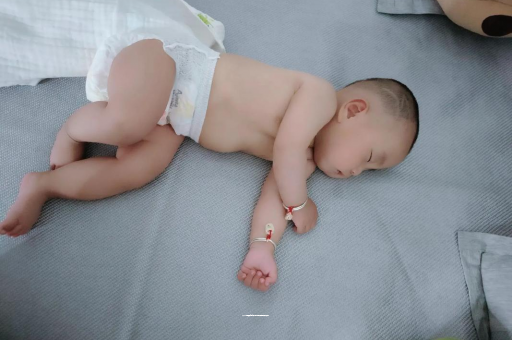 海门两个月宝宝肚子胀气